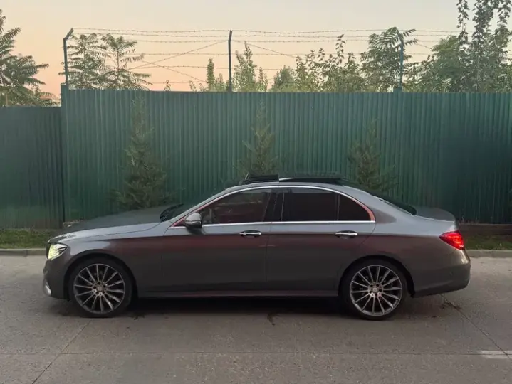 Mercedes-Benz E W213 220 d 9G-TRONIC