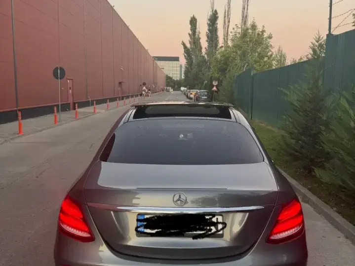 Mercedes-Benz E W213 220 d 9G-TRONIC