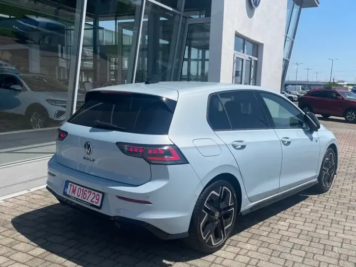 Volkswagen Golf VIII 1.5 eTSI OPF DSG R-Line