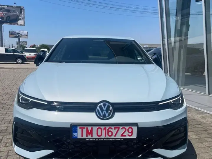 Volkswagen Golf VIII 1.5 eTSI OPF DSG R-Line