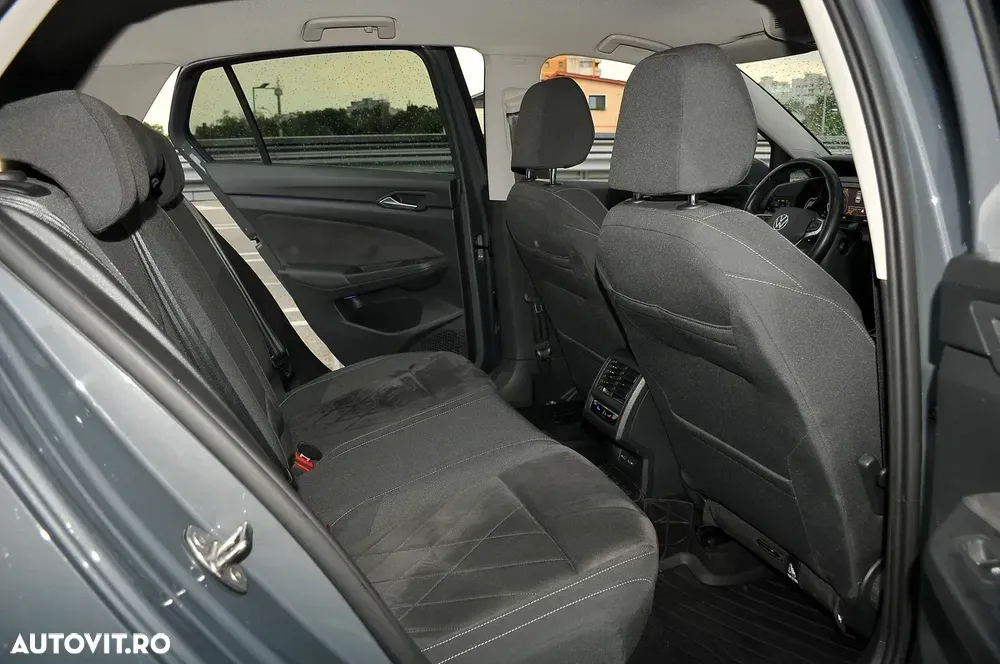 Volkswagen Golf VIII 1.5 eTSI ACT DSG MHEV Style — imagine 5