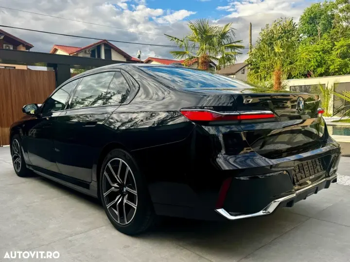 BMW i7