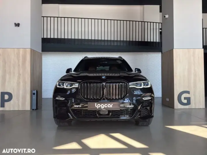 BMW X7 M50i