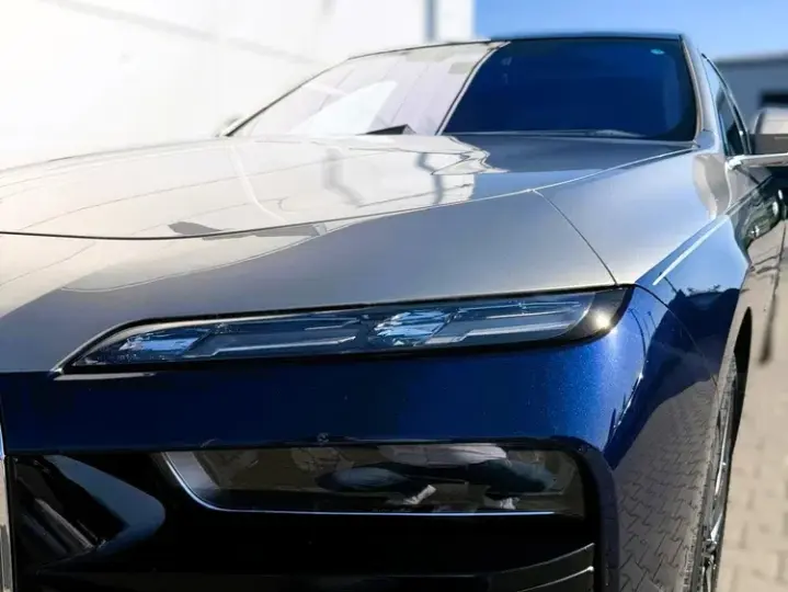 BMW i7