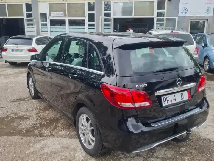 Mercedes-Benz B 180