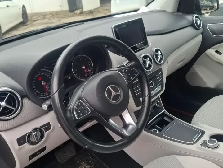 Mercedes-Benz B 180