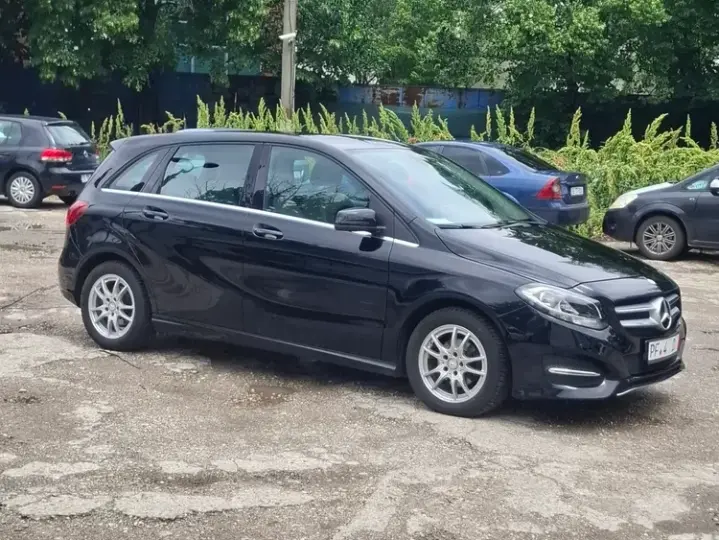 Mercedes-Benz B 180