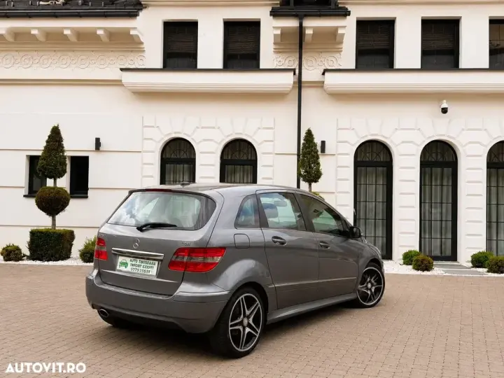 Mercedes-Benz B 180