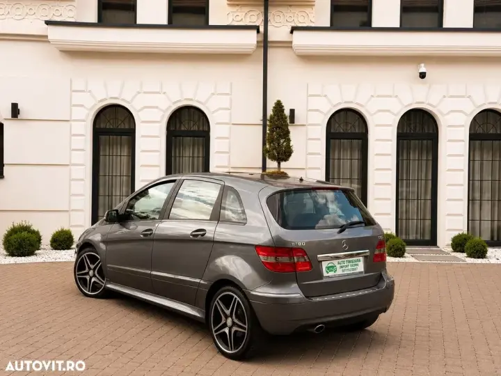 Mercedes-Benz B 180
