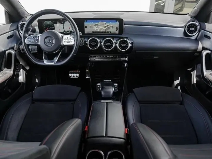 Mercedes-Benz CLA 180 7G-DCT AMG Line