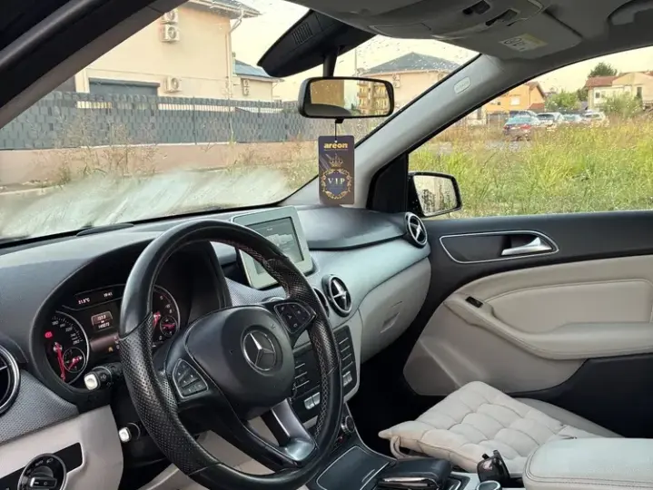 Mercedes-Benz B 180
