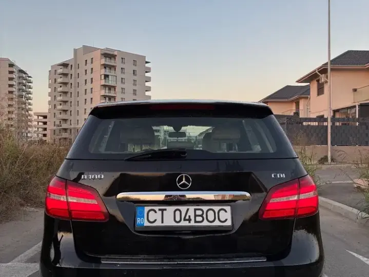 Mercedes-Benz B 180