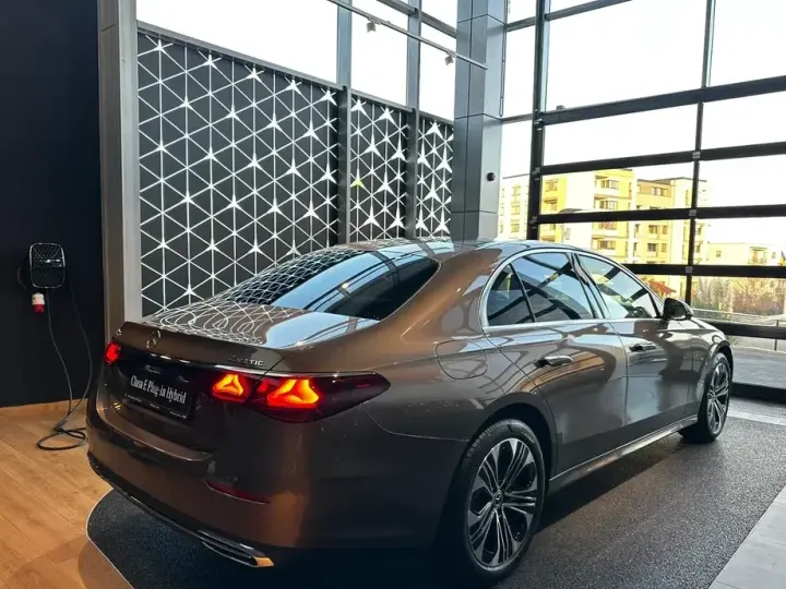 Mercedes-Benz E W214 300 4MATIC PHEV