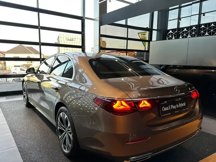 Mercedes-Benz E W214 300 4MATIC PHEV