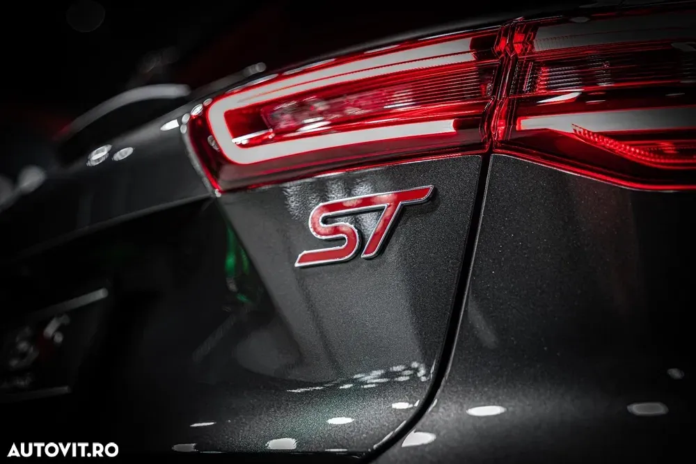 Ford Focus MK4 2.3 Ecoboost 6MT ST X — imagine 2