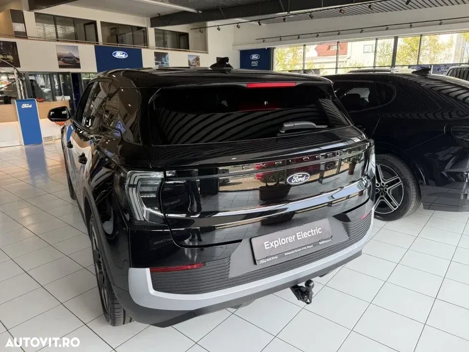 Ford Explorer — imagine 3