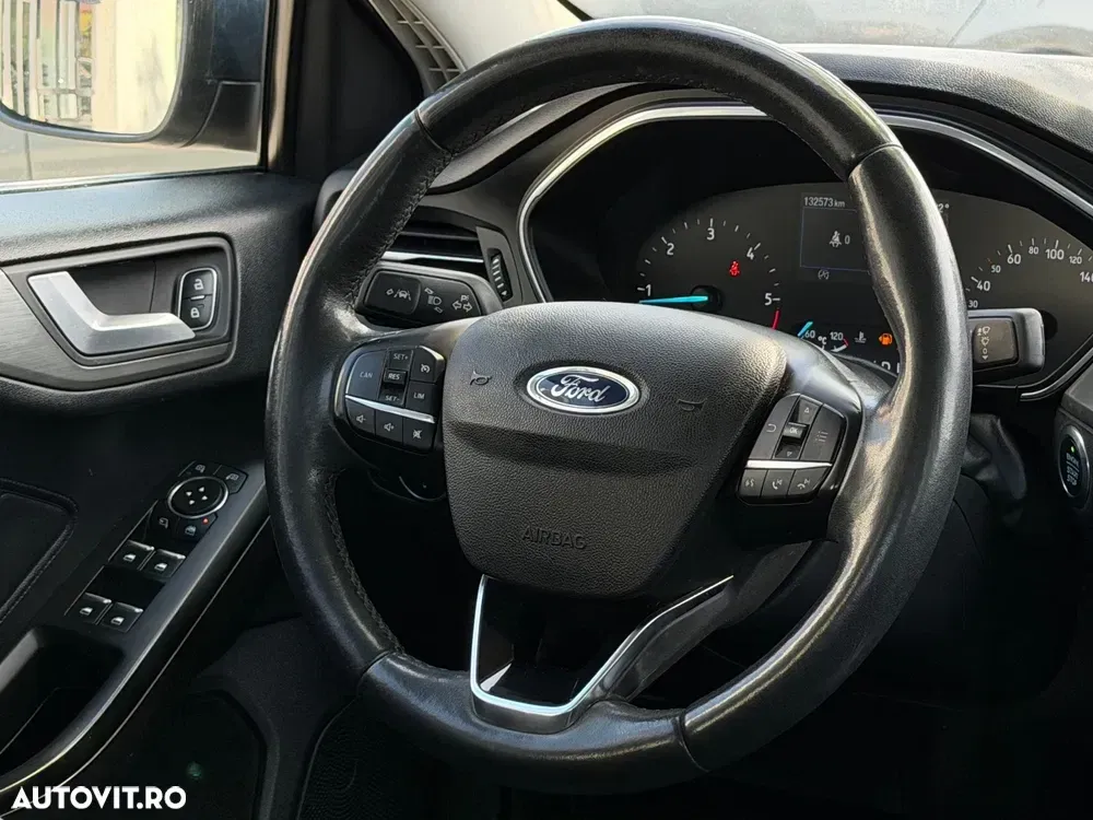 Ford Focus MK4 1.5 TDCi Powershift Titanium — imagine 4