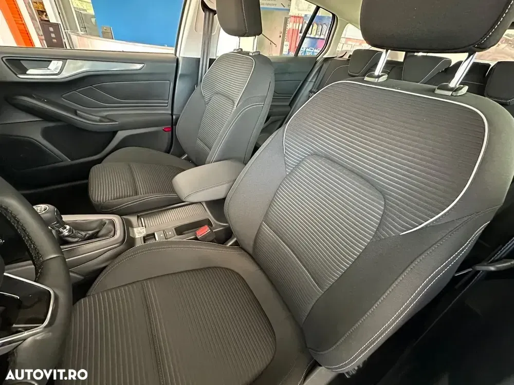 Ford Focus MK4 1.0 EcoBoost 6MT MHEV Titanium — imagine 6