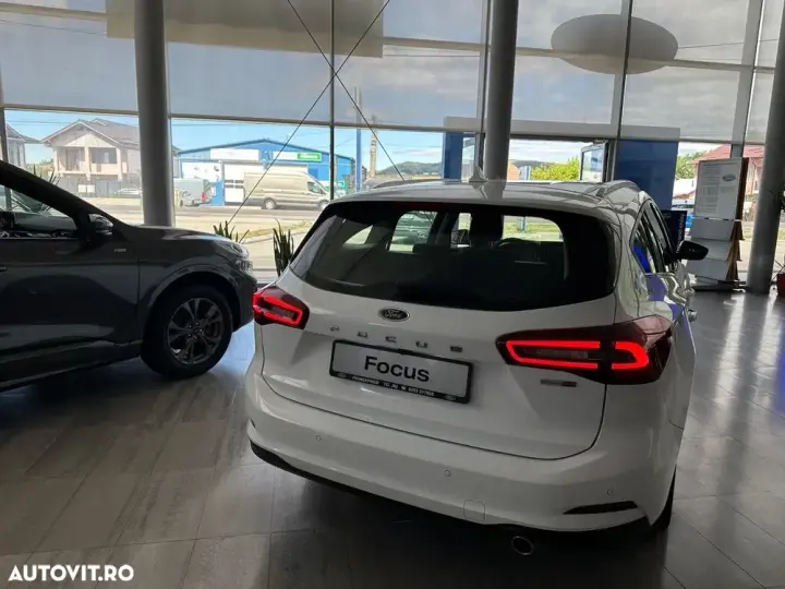 Ford Focus MK4 1.0 EcoBoost 6MT MHEV Titanium