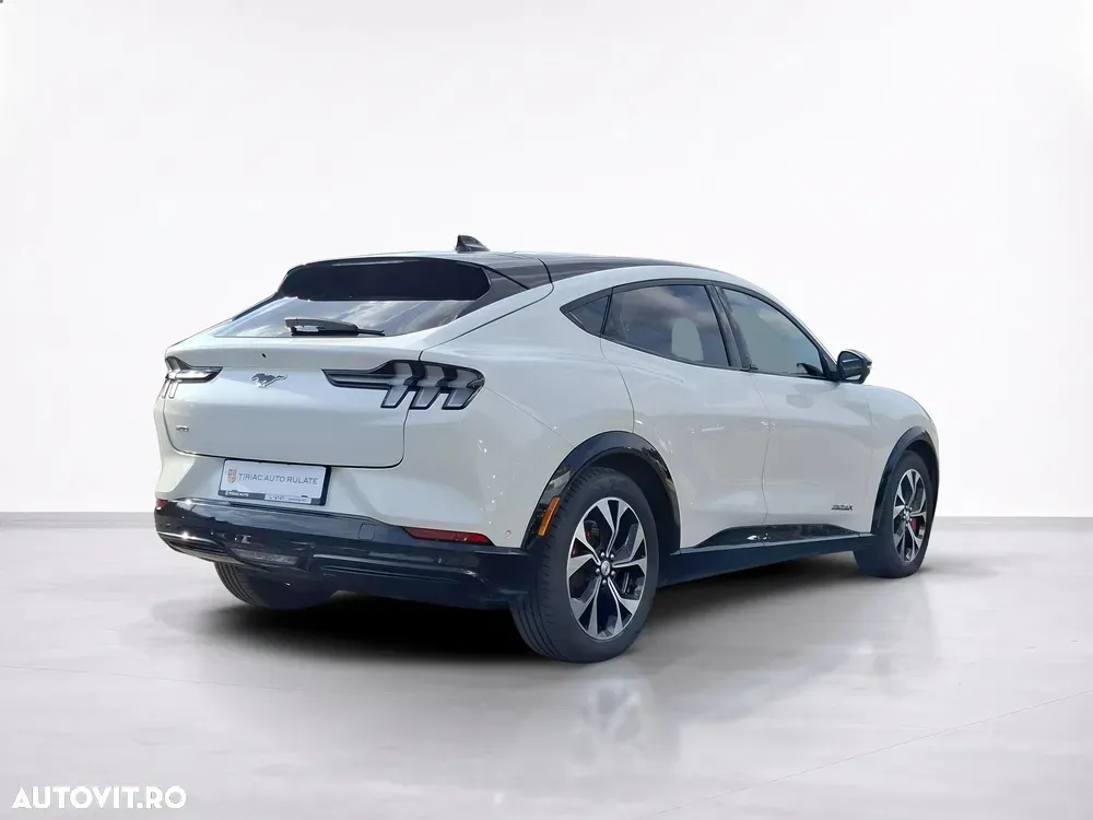 Ford Mustang Mach-E AWD — imagine 5