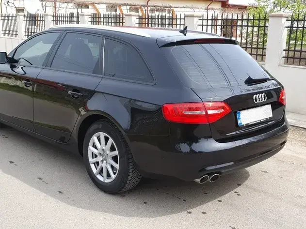 Audi A4 Avant B8 2.0 TDI DPF quattro S tronic Attraction