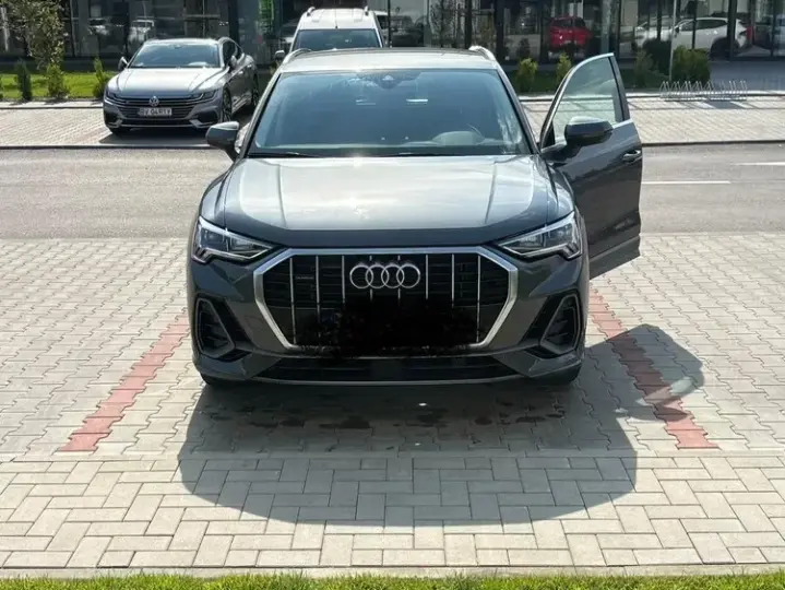 Audi Q3 F3