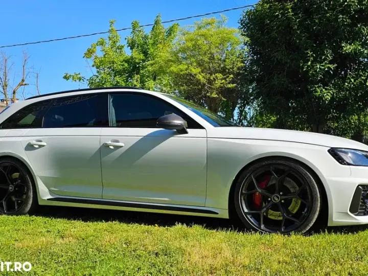Audi RS4 Avant B9