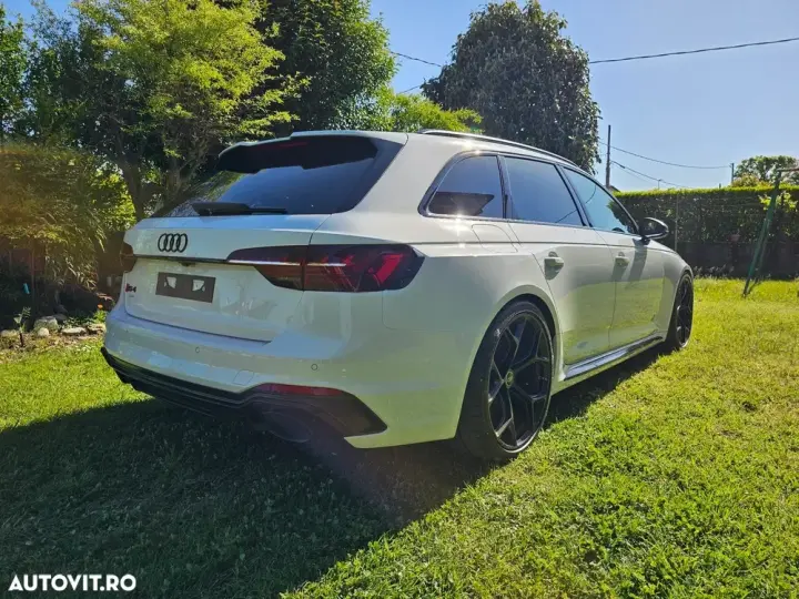 Audi RS4 Avant B9