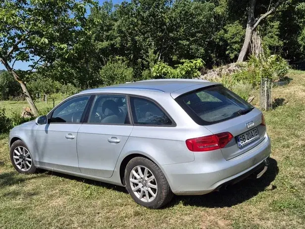 Audi A4 Avant B8 2.0 TDI DPF quattro S tronic Ambition