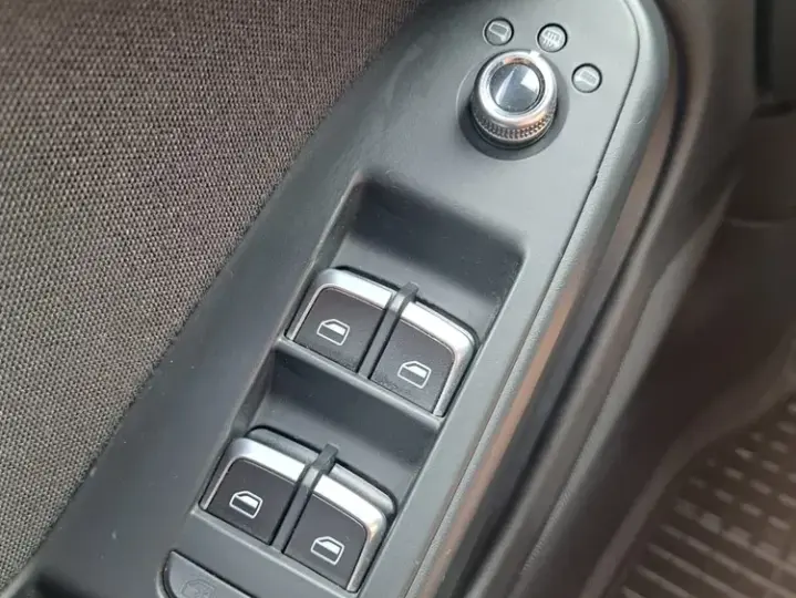 Audi A4 Limuzina B8 2.0 TDI DPF clean multitronic Ambiente