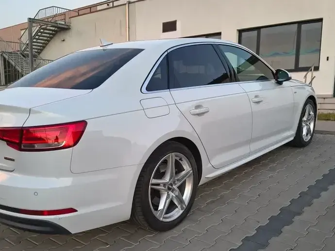 Audi A4 Limuzina B8 2.0 TDI quattro S tronic Design