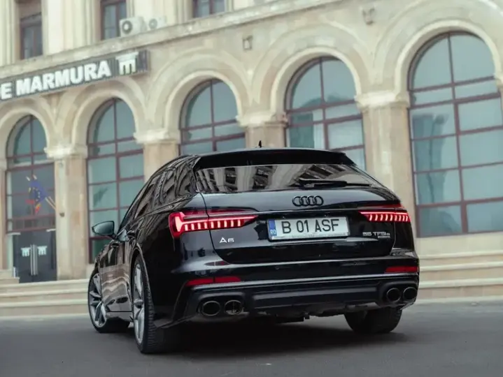 Audi A6 Avant C8 55 TFSI e quattro S tronic S line
