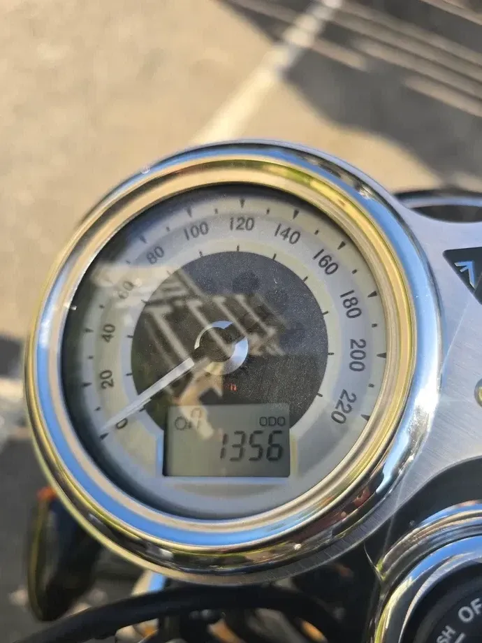 Triumph Thruxton — imagine 3