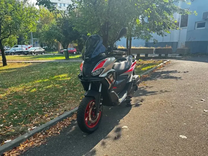 Aprilia SR GT