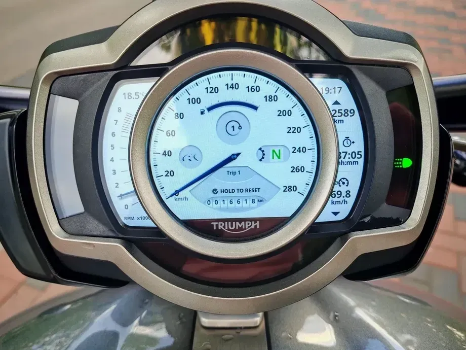 Triumph Rocket 3 R Black — imagine 3