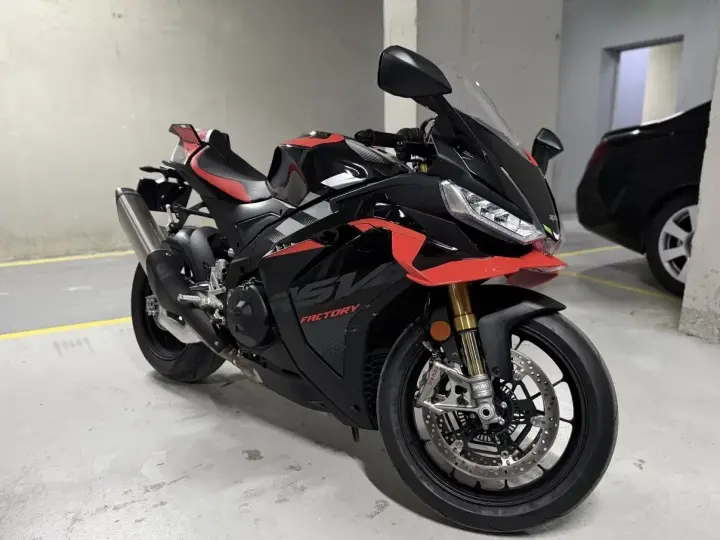 Aprilia RSV-4 Factory