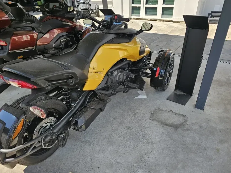 Can-Am Spyder — imagine 4