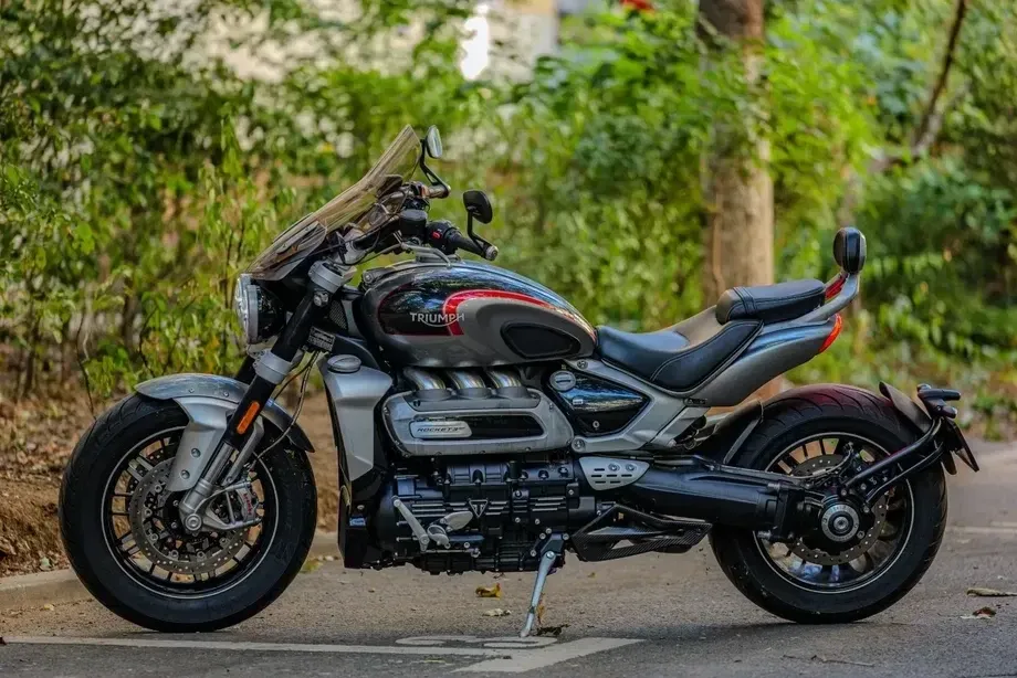 Triumph Rocket 3 GT Triple Black — imagine 2