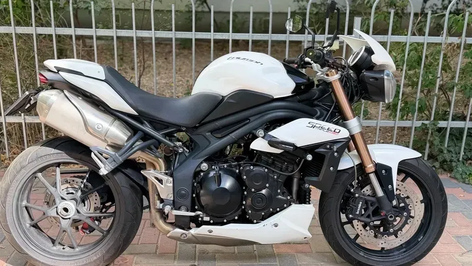 Triumph Speed Triple S — imagine 3