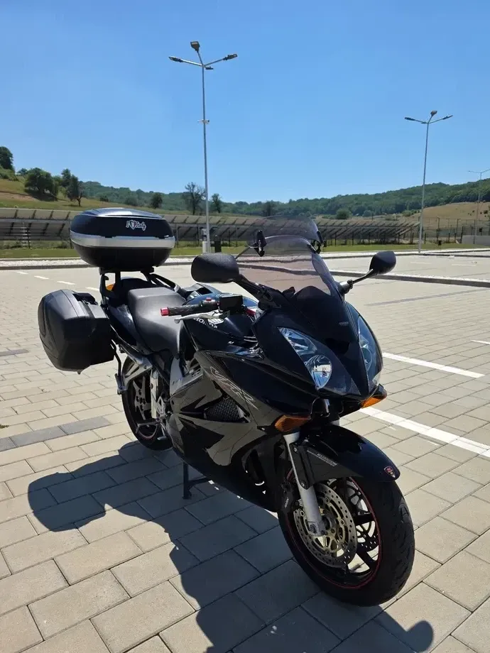 Honda VFR 800F V-Tec — imagine 4