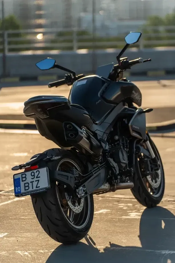 CF Moto 800 NK Advanced — imagine 3