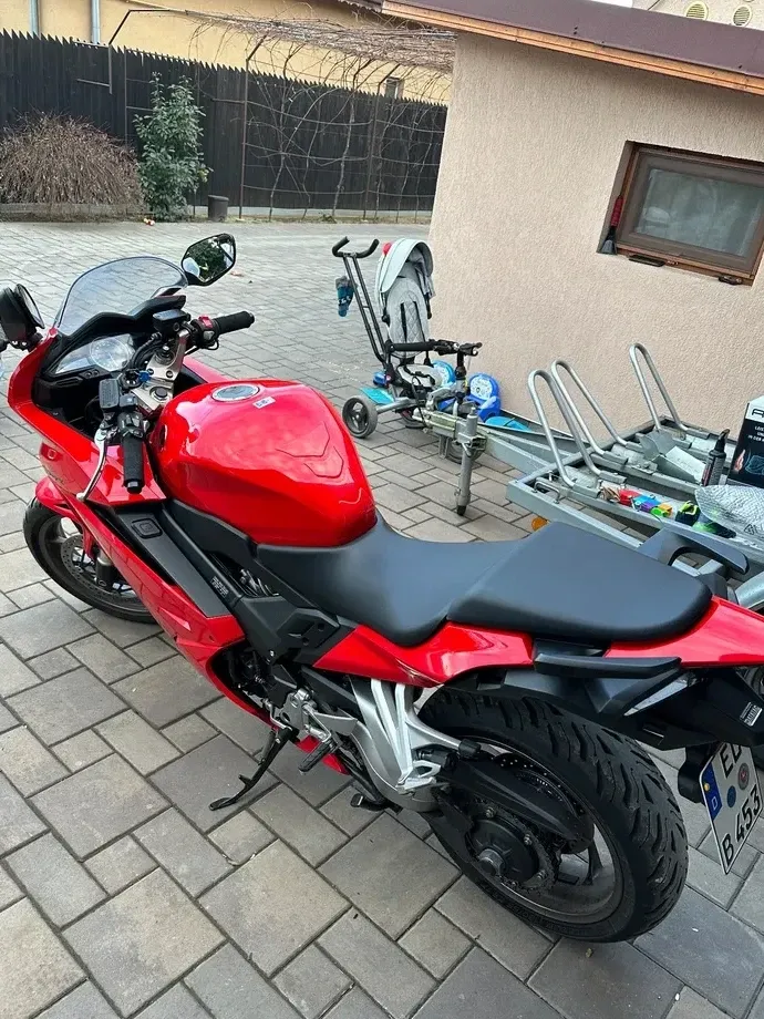 Honda VFR 800F V-Tec — imagine 4