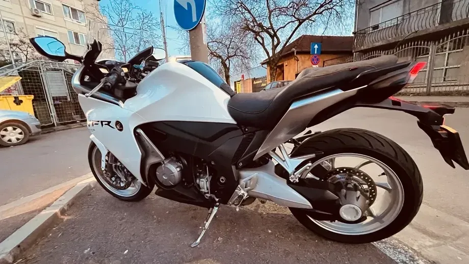 Honda VFR 1200F — imagine 3