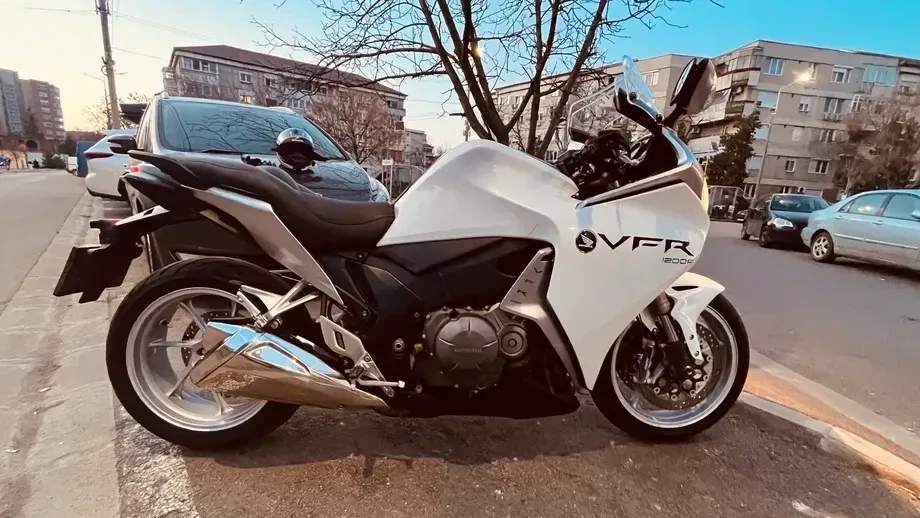 Honda VFR 1200F — imagine 4