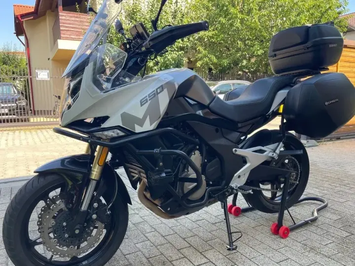 CF Moto 650MT ABS