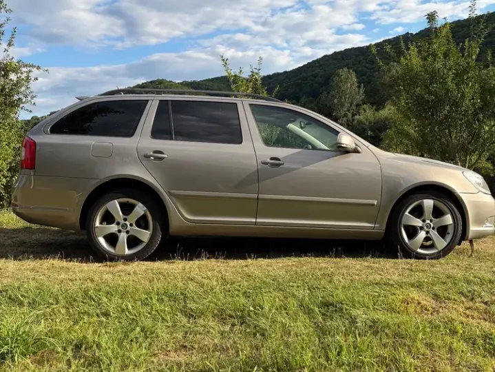 Škoda Octavia II 1.6 TDI DPF DSG Elegance