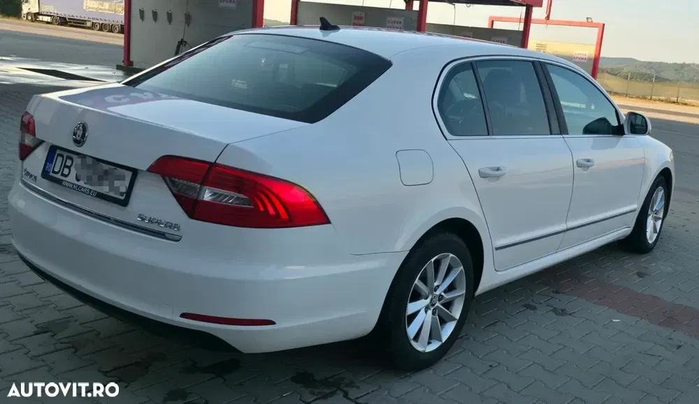 Škoda Superb 2.0 TDI Elegance DSG — imagine 2