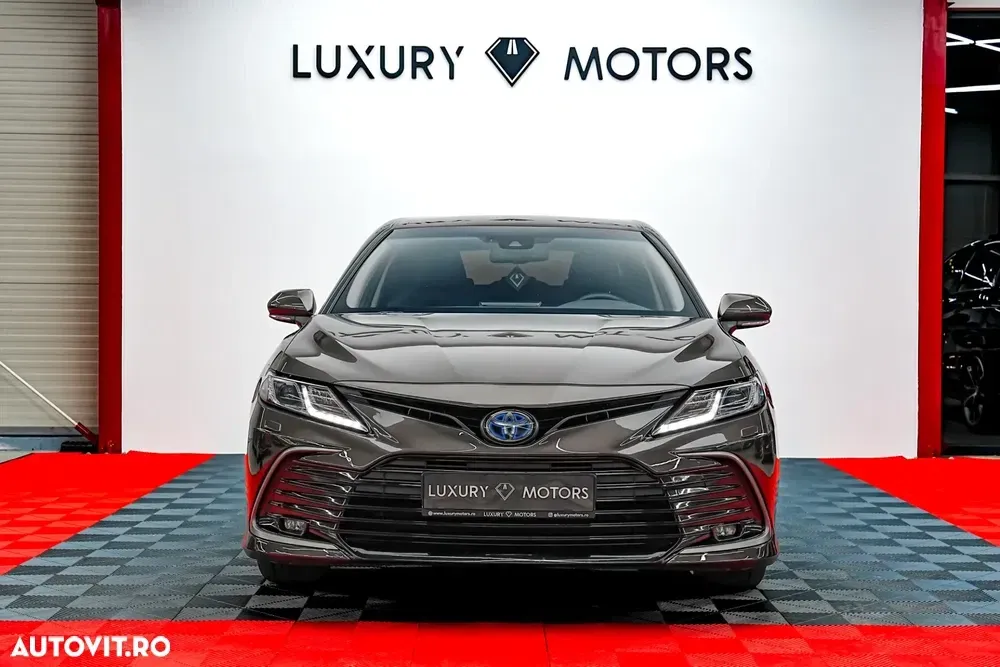 Toyota Camry Luxury — imagine 3