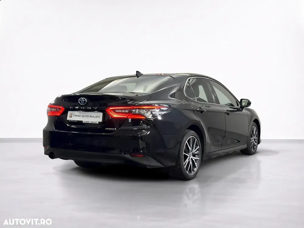 Toyota Camry — imagine 5