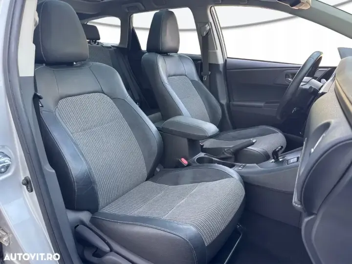 Toyota Auris II 1.8 L VVT-i HSD Sol +